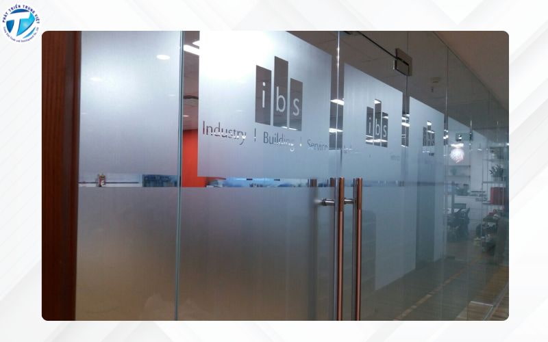 Decal có keo sần dán kính mặt mờ có tính thẩm mỹ cao, phù hợp nhiều không gian